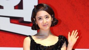 [포토] 김민정, 치마 살짝 들어 올리며 ‘상큼 손인사’