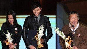 [포토] 조민수-이정진, 김기덕 열창에 웃음보 터졌다