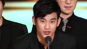 [포토] 김수현, 살 빠졌나? 베일 듯 날렵한 턱선
