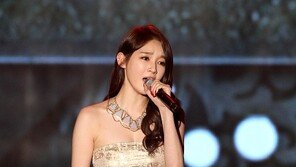 [포토] 강민경, 굴곡 몸매…드레스 작아보일정도 