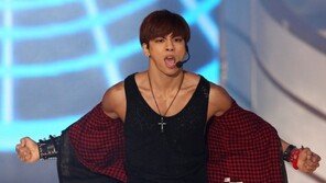 [포토] 샤이니 종현, 자켓 벗고 헐크 빙의 ‘남성미 폭발’