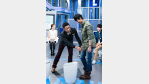 [포토] 김기욱, 에이젝스 허벅지 만지더니 ‘감탄이 절로’