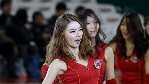 [포토] 치어리더, 앉아서 쩍벌 자세…‘현아 뺨 치네’