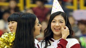 [포토] 치어리더 김연정 눈물 닦아주는 박기량 ‘얼굴도 마음도 예뻐~’