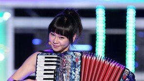 [SD포토] 임유경, 몸집만한 아코디언 연주 ‘여신 자태’
