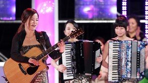 [SD포토] ‘탈북미녀’ 권설경, 男心 녹이는 기타 연주