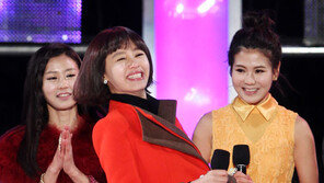 [SD포토] 강성연, 수줍게 댄스 도전 ‘뻣뻣 웨이브’