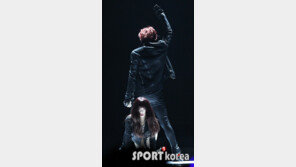[포토] ‘MAMA’ 현아, 장현승 다리 사이로…‘헉’