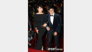 [포토] ‘청룡영화제’ 유준상, 글래머 섹시퀸 김혜수 팔짱에 ‘싱글벙글!’