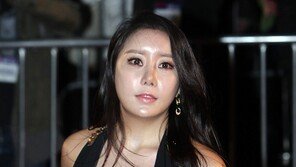 [포토] ‘꽈당’ 하나경, 파격 의상… 드러낸 볼륨감에 ‘분위기 업!’