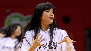 [포토] 치어리더, 후드티에 돋보이는 꿀벅지 대방출