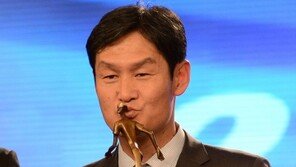최용수-황선홍 감독, 형님 리더십의 힘…독수리·황새 날다