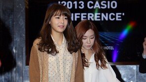 [포토] 수영-티파니, 돋보이는 젓가락 각선미 ‘탄성이 절로~’