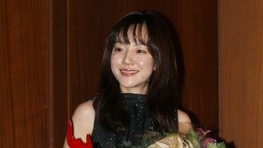[포토] 상 받은 임수정, 시스루 앞머리에도 러블리 꽃미소