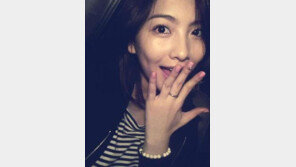 강지영, 네일 관리 받고 깜찍 셀카…‘男心 잡는 귀요미’