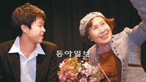 연극 ‘19 그리고 80’에 쏙 빠진 박정자씨
