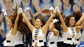 [포토] 치어리더, 손에 손잡고…섹시 피날레