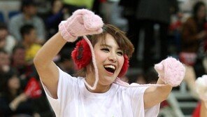 [포토] 치어리더, 귀마개+털장갑…추위도 잊는 섹시 응원