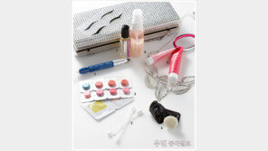 [우먼 동아일보 Inside Cosmetic] 커리어우먼을 위한 파우치 속 아이디어 화장품