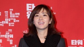 [포토] ‘내조퀸’ 송윤아, 영화관 나들이…남편 지원 사격