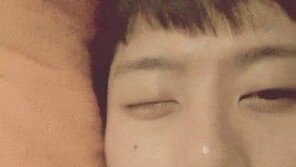 박효신 ‘아기피부+마성 눈빛’ 침대셀카 화제