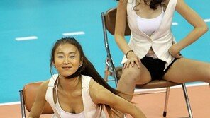 [포토] 치어리더, 쩍벌 의자춤에 고개 숙이기 까지…