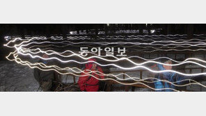 불빛도 뱀처럼 구불구불