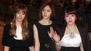 [SD포토]  ‘SBS 가요대전’ 티아라 지연,막내 아름 속 꼭 잡고 등장
