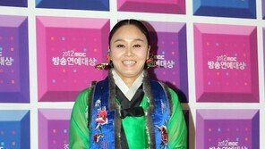[포토] ‘MBC 연예대상’ 이경실 “한복 잘 어울리죠?”