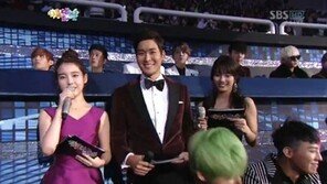 아이유, 방송서 은혁 첫대면 ‘시선이…’