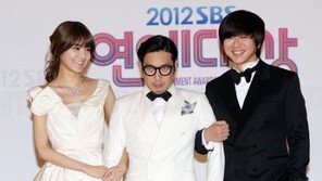 [포토] ‘SBS연예대상’ 수영-윤도현, 하하 쟁탈전