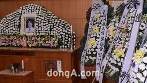[SD포토] 조성민 사망, 빈소에 양준혁-박찬호 ‘애도의 근조화환’