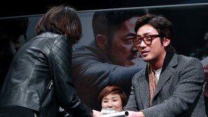 [포토] 하정우, 여성팬에 풍미 작렬하는 눈빛