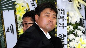 [SD포토] 故 조성민 빈소 찾은 양준혁, 숨길 수 없는 침통함