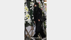 [SD포토] 故 조성민 빈소 향하는 홍진경, 무거운 발걸음