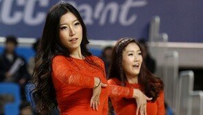 [포토] 치어리더, 긴머리 휘날리며 과감한 손놀림
