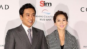 [SD포토] ‘엄태웅 결혼’ 김승우-김남주, 손 꼭 잡은 잉꼬 부부