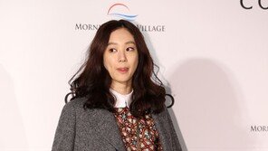 [SD포토] 정려원, 한파에도 초미니…인형 각선미 과시