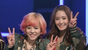 [포토] 써니-윤아, 기쁨의 브이…해맑은 소녀 미소