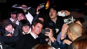 [포토] 톰크루즈, 레드카펫서 초특급 팬서비스 ‘열광’