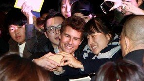 [포토] 톰 크루즈, 레드카펫서 팬들과 ‘셀카 삼매경’