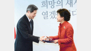 中특사 한국말 인사에 중국말로 화답