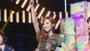 [포토] 제시카, 섹시한 복근 깜짝 ‘크리스탈 보고 있나’
