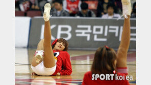 [포토] 치어리더, 누워서 까지…각선미 폭발