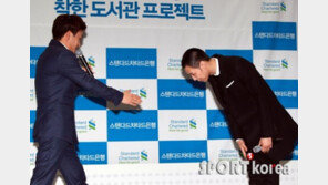 [포토] 박유천 삭발… 선배 서경석에 ‘깍듯’