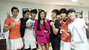 신화 치어리더 의상 ‘짧은 치마에 레깅스? 헉’