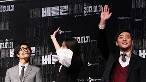 [SD포토] 류승범-전지현-하정우, 위층 팬에게도 ‘센스 인사’
