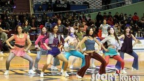 [포토] 치어리더, 과감한 쩍벌댄스…기마자세 ‘포스 작렬’