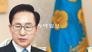 [신구권력 사면 정면충돌]‘물과 기름’의 6년… MB-朴당선인 ‘4차 충돌’