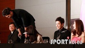 [포토] 진구, 의자 올라가…광고 천재의 독특 인사
